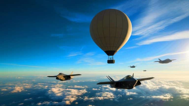 « Washington dévoile l&rsquo;arme secrète ultime » : des ballons-espions à haute altitude pour traquer les chasseurs furtifs ennemis et semer la panique mondiale