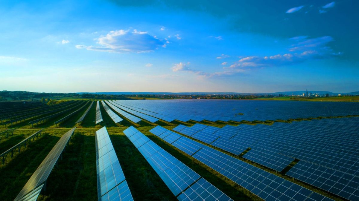Illustration de l'acquisition par ENNA Solar d'un projet de centrale solaire en Roumanie. Image réalisée par IA.