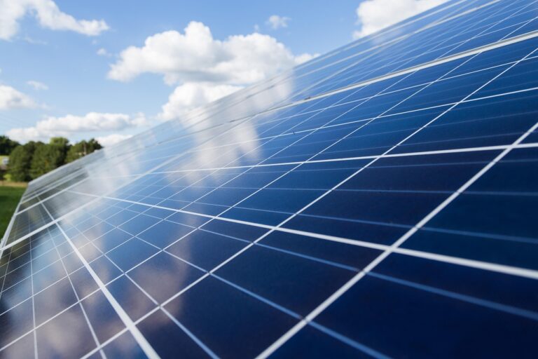 Coup de tonnerre pour les propriétaires de panneaux solaires : en 2025, une nouvelle taxe risque de chambouler l&rsquo;économie verte et de vider les portefeuilles