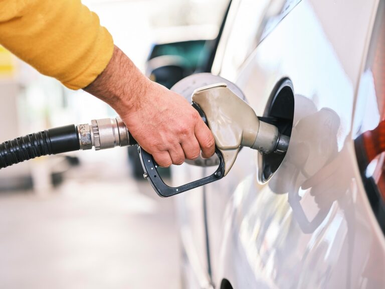 Effondrement historique des prix de l’essence à la pompe : découvrez pourquoi ce phénomène inédit pourrait bouleverser votre budget quotidien dès demain