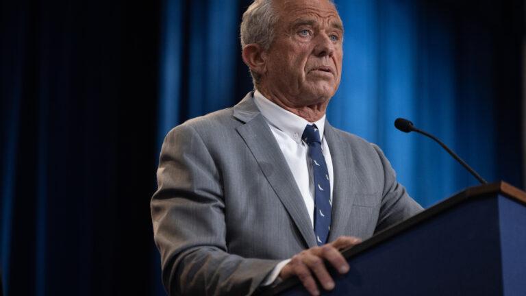 Image d'illustration pour le premier article des plus lus : RFK Jr. conteste une pierre angulaire de la science de la santé : la théorie des germes.