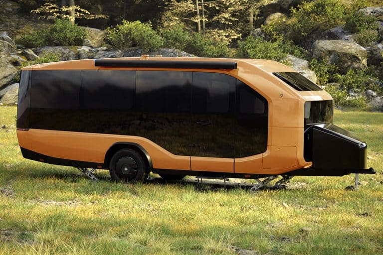 Cette caravane du futur, adoptée par Elon Musk, s&rsquo;attelle seule et produit son électricité