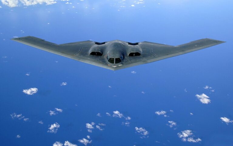 Ce secret de l’US Air Force : le B-2 Spirit, ce bombardier furtif à 42 milliards d’euros qui défie tous les radars et suscite l’admiration mondiale