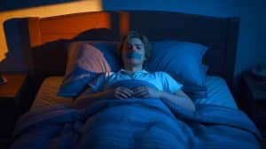 Illustration de la pratique controversée du "mouth taping" pour améliorer le sommeil. Image réalisée par IA.