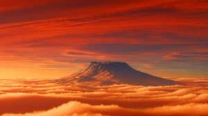 Illustration de Arsia Mons émergeant au-dessus des nuages martiens. Image réalisée par IA.