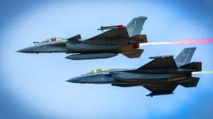 Illustration de l'affrontement technologique entre le F-35 américain et le Rafale français. Image réalisée par IA.