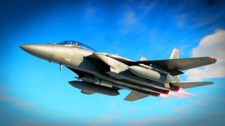 Illustration de l'avion F-15E Strike Eagle équipé de roquettes APKWS II pour des missions de défense aérienne. Image réalisée par IA.
