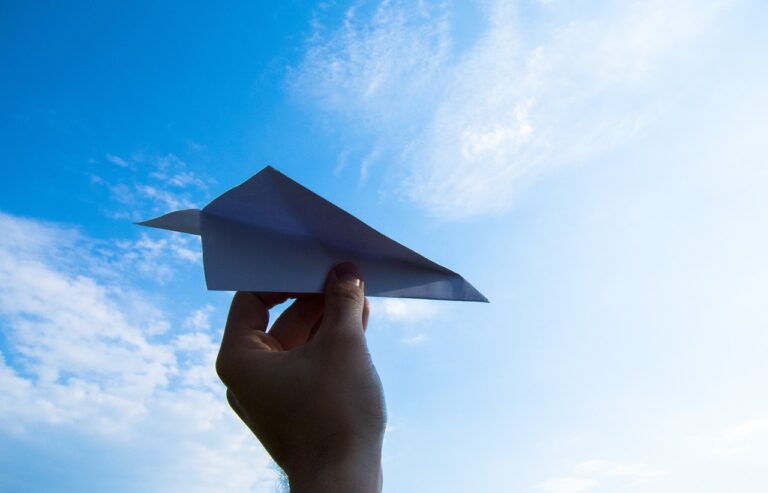 Un avion en papier bat un record mondial de temps de vol et inspire les ingénieurs derrière les drones actuels