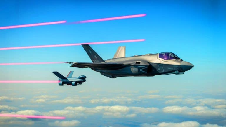 « Un binôme homme-machine révolutionnaire » : la Royal Air Force crée un escadron hybride où le F-35B et son drone IA chassent ensemble