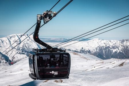 Illustration de la modernité du téléphérique 3S Jandri aux 2 Alpes. Image réalisée par IA.