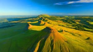 Illustration de la chaîne des Puys en Auvergne avec ses volcans emblématiques. Image réalisée par IA.