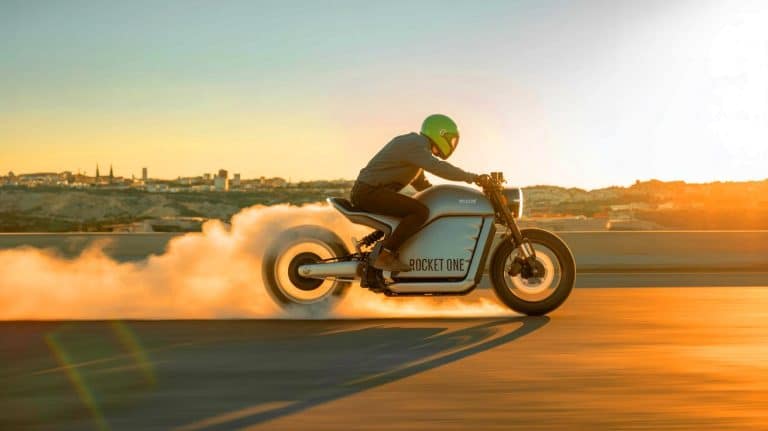 « C’est un avion ? Non, c’est une moto ! » : la Rocket One électrique fracasse les records avec 1 200 Nm et 0 à 100 km/h en 2,6 secondes