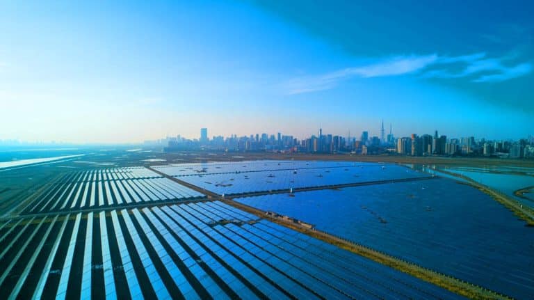 La Chine bat un nouveau record mondial avec une centrale solaire titanesque construite au-dessus des marais salants de Binhai