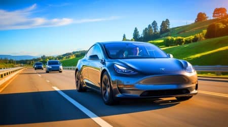 « Je ne savais pas que c’était possible » : cette Tesla se livre toute seule chez un client, Elon Musk confirme la prouesse qui redéfinit l’autonomie automobile Illustration de la première livraison autonome d'un véhicule Tesla, générée par intelligence artificielle.