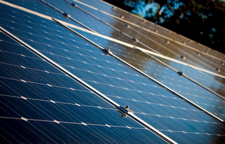 La France veut bannir les panneaux solaires plug and play, pourtant adoptés massivement par les foyers pour réduire leur facture