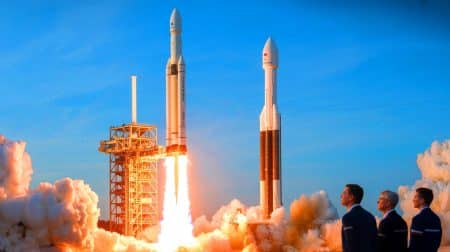 Illustration de la fusée Ariane 6 prête pour son vol inaugural, symbolisant l'innovation technologique européenne.