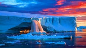 Illustration de l'effondrement de la calotte glaciaire de l'Antarctique occidental et ses conséquences climatiques.