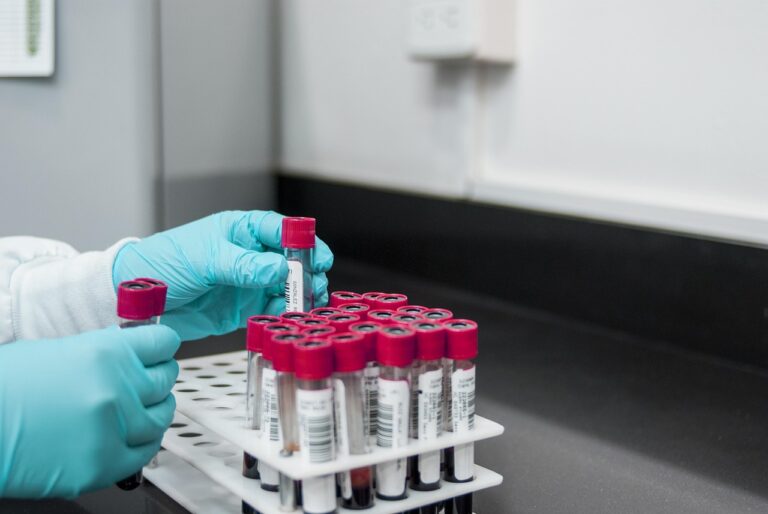 Des scientifiques veulent congeler 10 000 échantillons d&rsquo;excréments dans un bunker suisse : « Ceux qui s&rsquo;opposent à ce projet sont irresponsables »