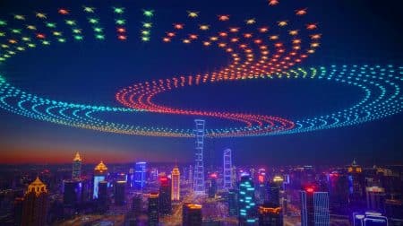 Illustration de 10 200 drones illuminant le ciel lors d'un spectacle record en Chine.