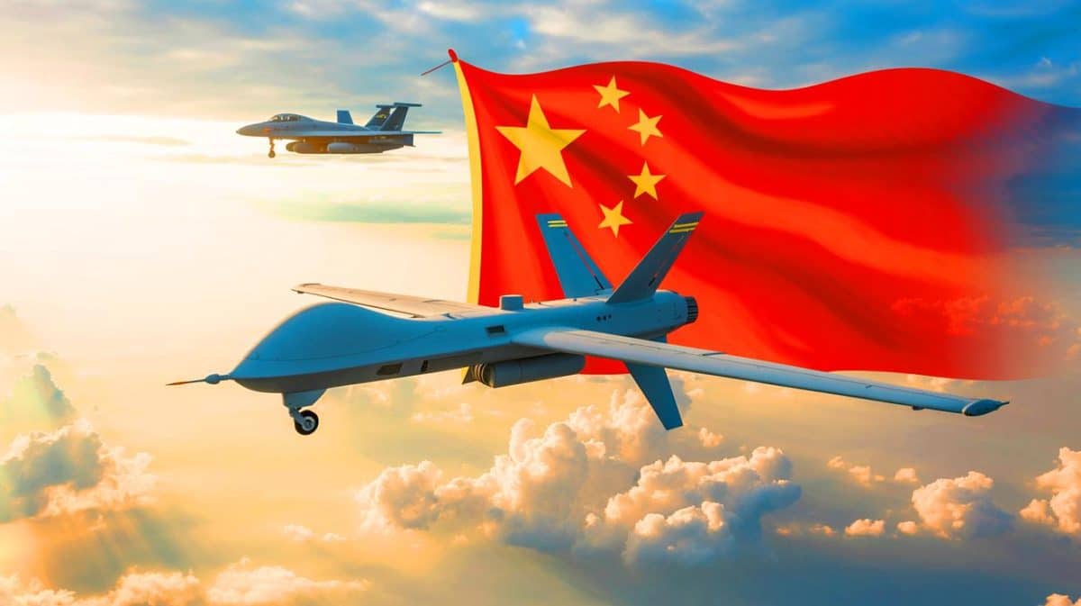 « La vidéo du drone chinois sans queue affole les experts » : ces images inédites dévoilent la montée en puissance militaire et l’avance technologique de Pékin Illustration de drones chinois volant en formation avec un avion de transport à turbopropulseur.