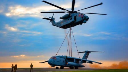 Illustration de l'hélicoptère CH-53K King Stallion tentant de transporter le jet HU-25 Guardian.