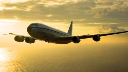 « On tient la fin du monde » : l’avion du jugement dernier surgit avec un pouvoir nucléaire qui pulvérise toute planète en un instant Illustration de l'avion Boeing E-6 Mercury, surnommé « l’avion du Jugement Dernier », dans sa mission de dissuasion nucléaire.