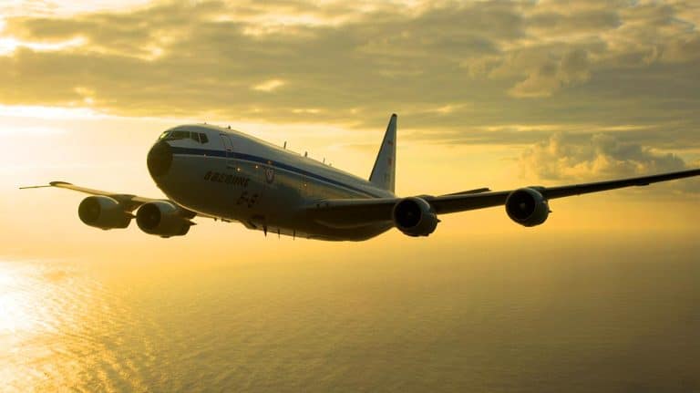 « On tient la fin du monde » : l’avion du jugement dernier surgit avec un pouvoir nucléaire qui pulvérise toute planète en un instant