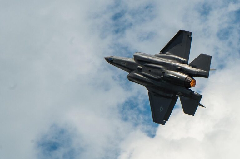 « Trahison aérienne » : pourquoi l&rsquo;avion F-35 américain écrase le Rafale dans les choix européens contestés