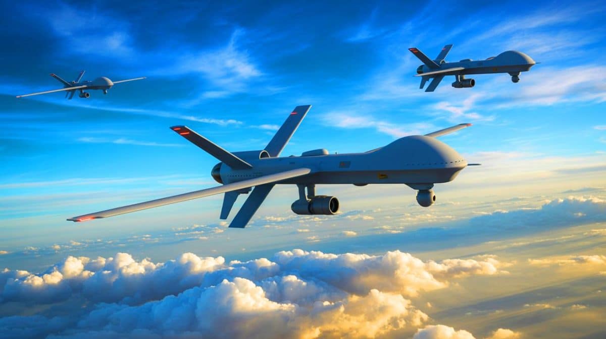 « Ce drone chinois voit l’invisible » : Pékin annonce sa capacité à détecter les F-35 furtifs à 2000 km Illustration de drones chinois détectant des avions furtifs grâce à des capteurs infrarouges spécialisés.