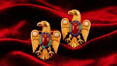 « Le pouvoir féminin il y a 1 500 ans » : des broches en aigle serties de gemmes dévoilent le prestige des femmes visigothes Illustration de broches en forme d'aigle de l'époque wisigothique exposées au Musée archéologique national de Madrid.