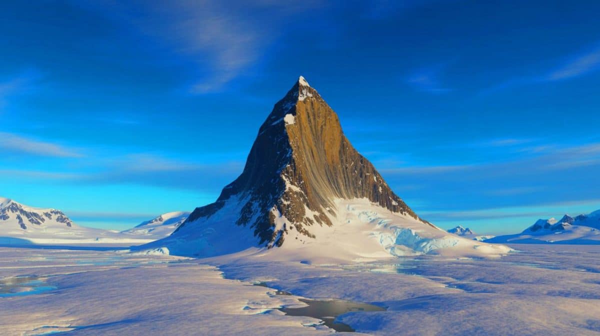« Une pyramide découverte en Antarctique intrigue » : la montagne parfaitement symétrique relance les théories extraterrestres Illustration de la montagne en Antarctique ressemblant à une pyramide, façonnée par l'érosion naturelle.