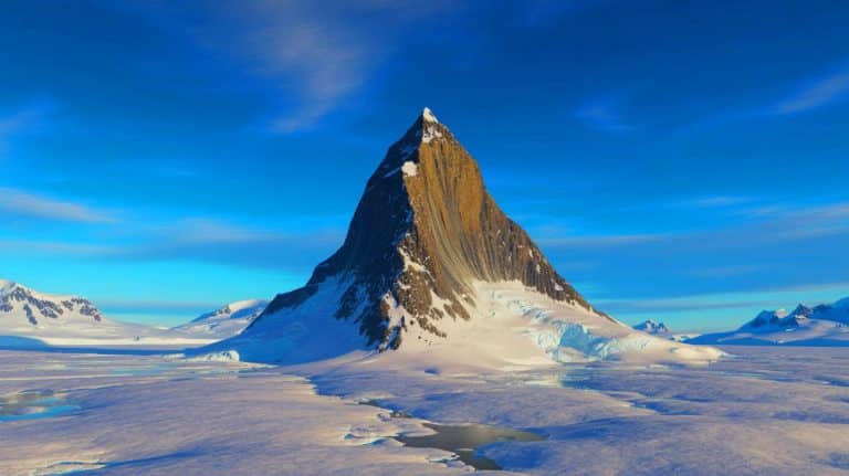 « Une pyramide découverte en Antarctique intrigue » : la montagne parfaitement symétrique relance les théories extraterrestres