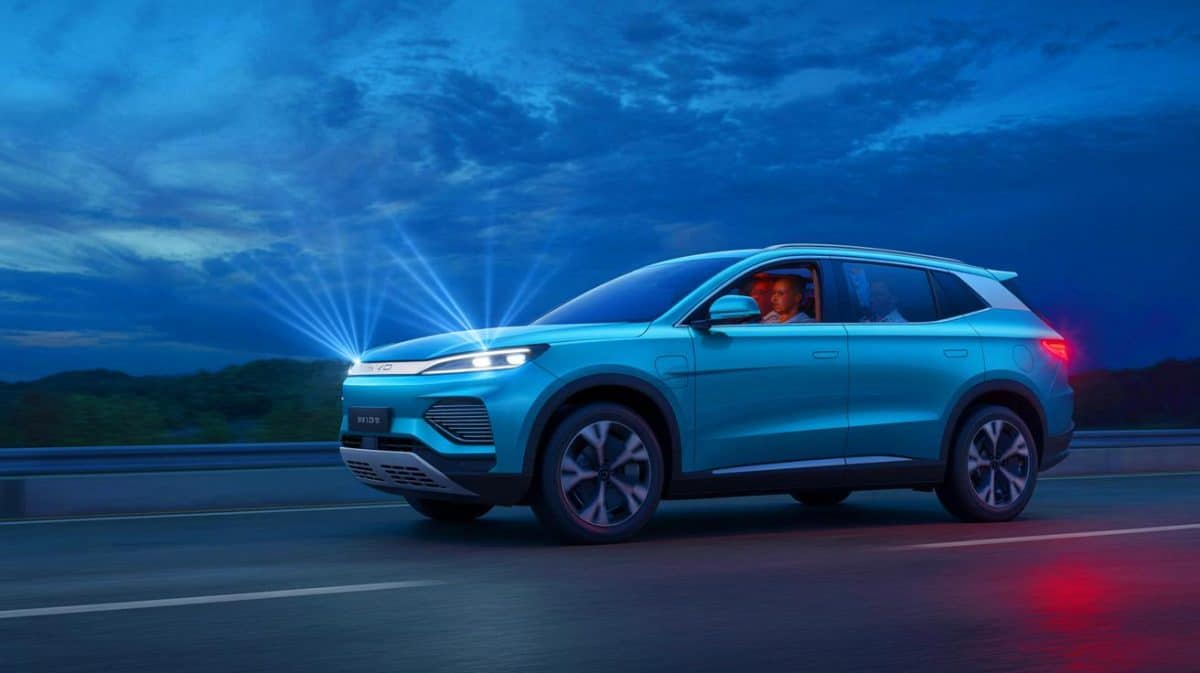 « Comment un BYD Song Plus a survécu à trois éclairs » : l’incident en Chine intrigue les experts de la sécurité électrique Illustration de la voiture électrique BYD Song Plus frappée par la foudre à trois reprises sur une aire de repos en Chine.