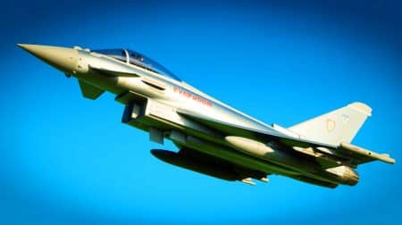 Illustration de l'Eurofighter Typhoon, symbole de la coopération et de l'innovation technologique européenne en aviation militaire.