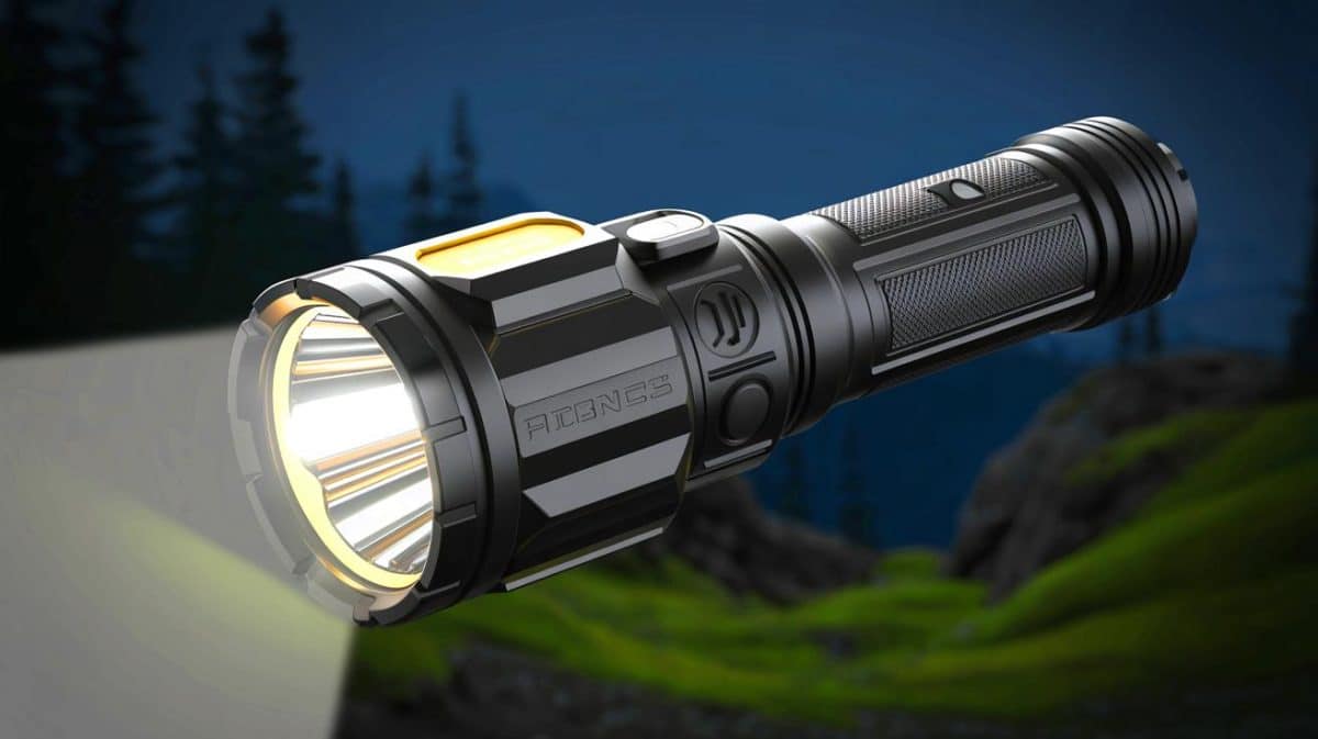 « Votre meilleure alliée de nuit » : top des lampes tactiques à acheter en 2025 Illustration de l'évolution des lampes tactiques modernes en termes de puissance, autonomie et robustesse.