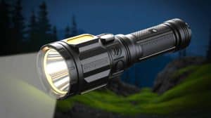 Illustration de l'évolution des lampes tactiques modernes en termes de puissance, autonomie et robustesse.