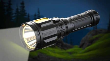 Illustration de l'évolution des lampes tactiques modernes en termes de puissance, autonomie et robustesse.