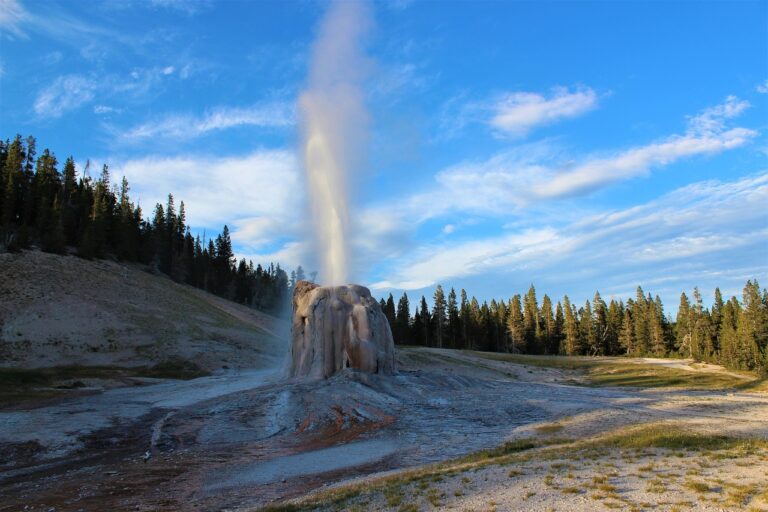 « Yellowstone va-t-il exploser ? » : ces nouvelles trajectoires magmatiques qui inquiètent les experts du supervolcan géant