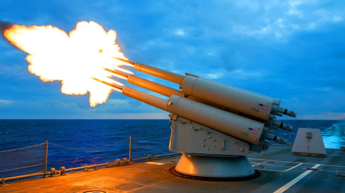 « Le dernier rempart de l’US Navy crache 4 500 coups par minute » : une tourelle autonome contre laquelle Moscou et Pékin sont impuissants Illustration de la puissance de feu du système de défense Phalanx CIWS de l'US Navy.