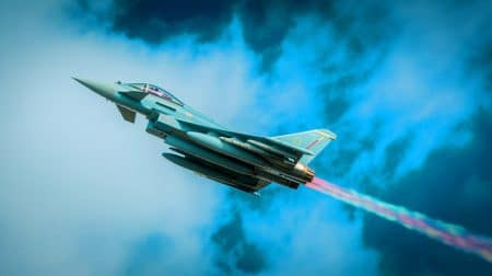 « L’un des avions de chasse les plus maniables du monde » : l’Eurofighter Typhoon impressionne par ses performances aéronautiques uniques Illustration de l'Eurofighter Typhoon en vol, symbole de la coopération européenne en aviation militaire.
