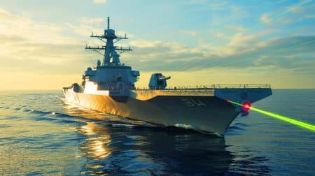 Illustration de l'USS Preble équipé du système d'armes laser Helios lors d'un test de lancement réussi.