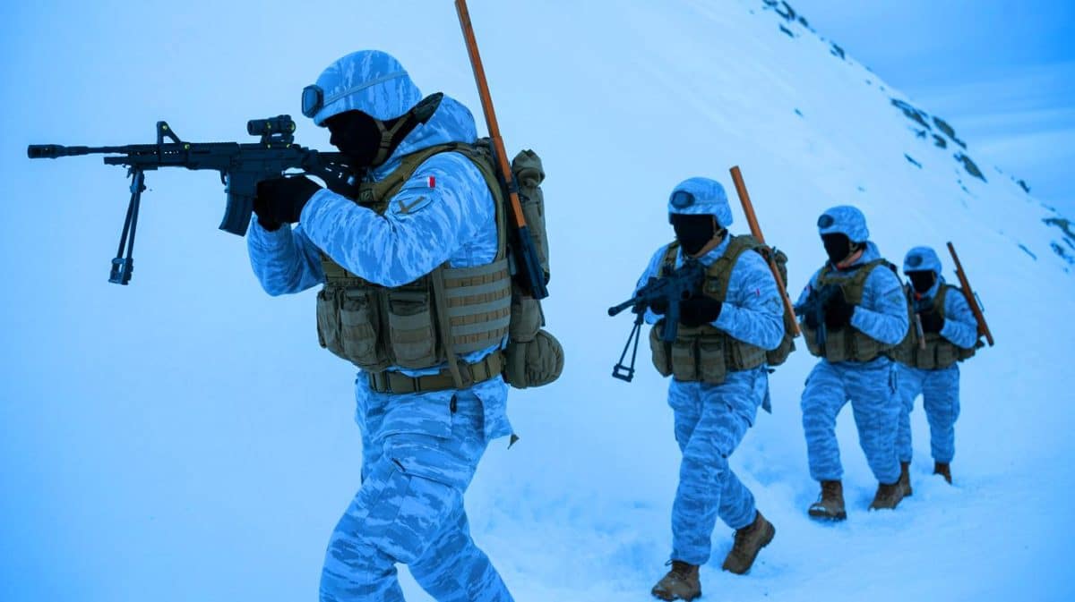 « Vivre et combattre à plus de 3000 mètres d’altitude » : au cœur de la 27e brigade de montagne, l’élite alpine française Illustration de la 27e brigade d'infanterie de montagne opérant dans un environnement alpin.