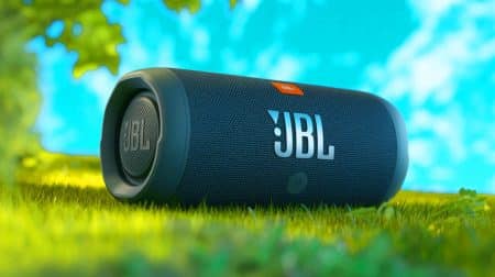 Illustration de l'enceinte JBL Charge Essential 2, compacte et performante, idéale pour les sorties en extérieur.