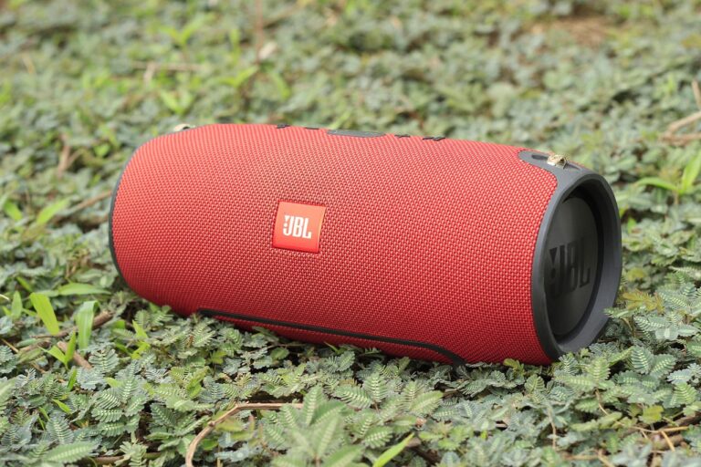 JBL : découvrez une enceinte Bluetooth puissante et étanche à moins de 100 €, l&rsquo;alliée idéale pour vos sorties