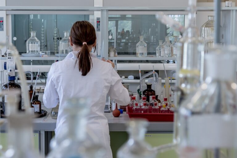 Une avancée scientifique : un réseau neuronal découvre une enzyme capable de décomposer le polyuréthane, un pas vers l&rsquo;écologie