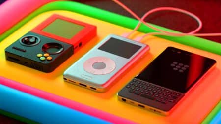 Illustration de la résurgence des gadgets cultes des années 80 à 2000 modernisés par la néostalgie.
