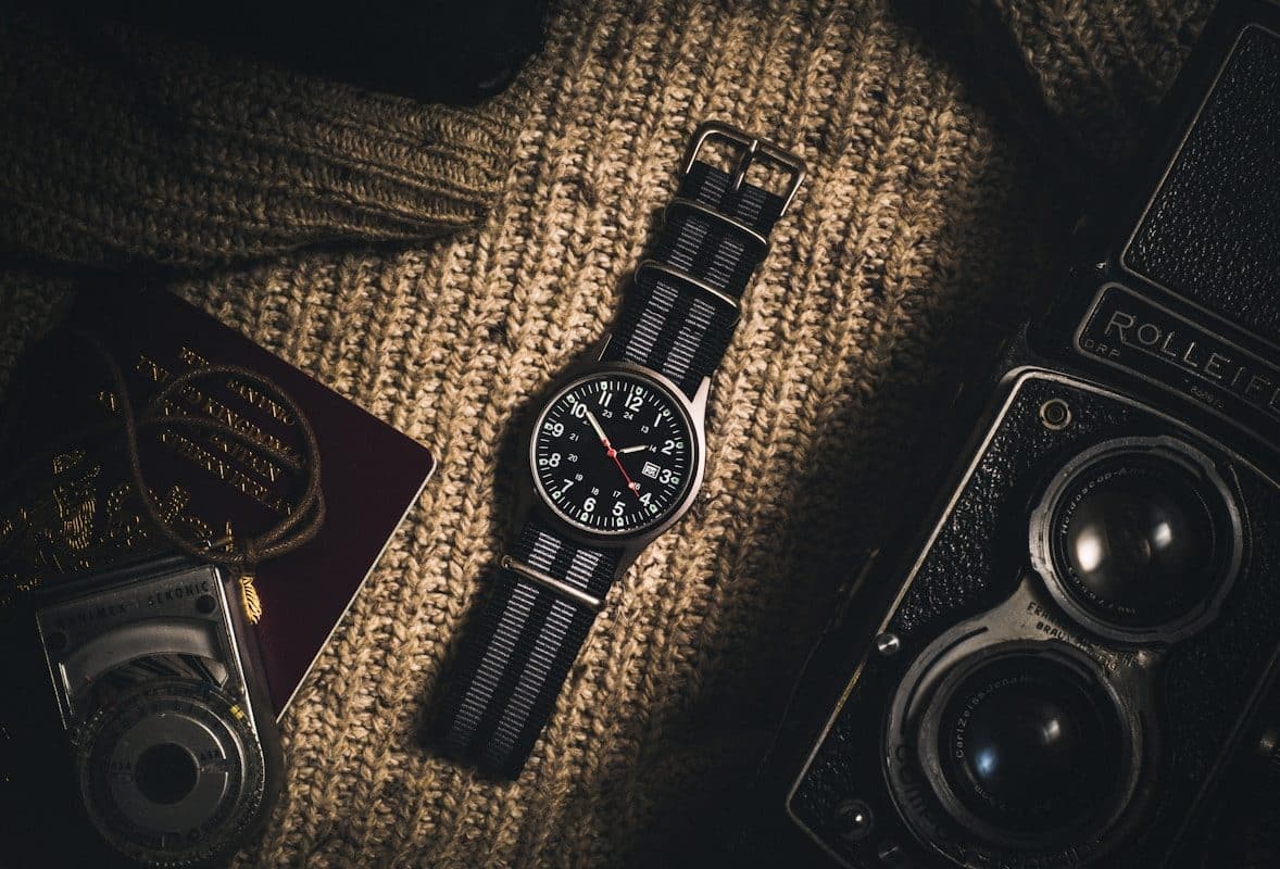 Montres connectées en 2026 : comment bien choisir son modèle selon ses besoins ? analog watch on brown textile