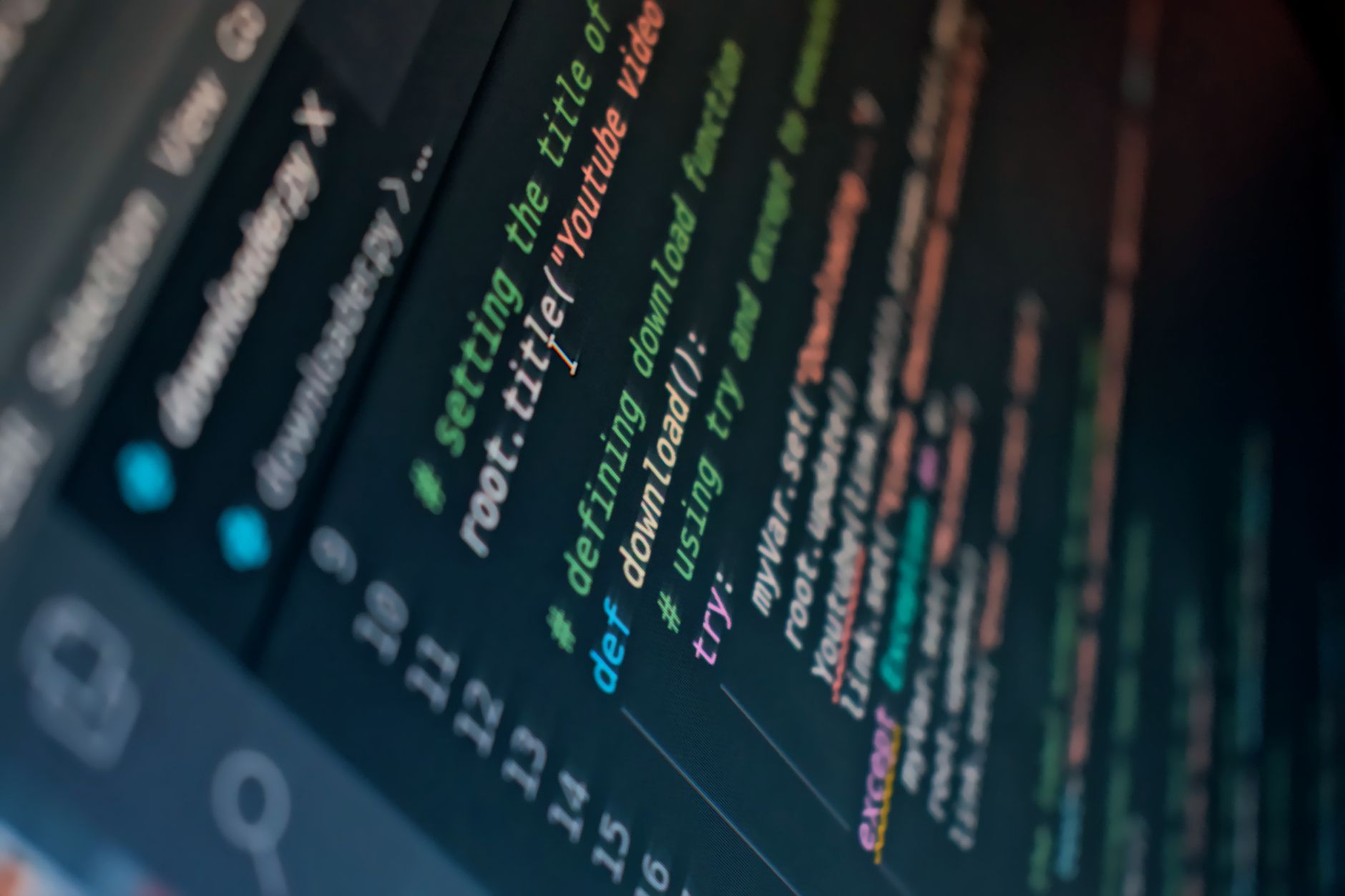Lignes de code informatique affichées sur un écran d’ordinateur.