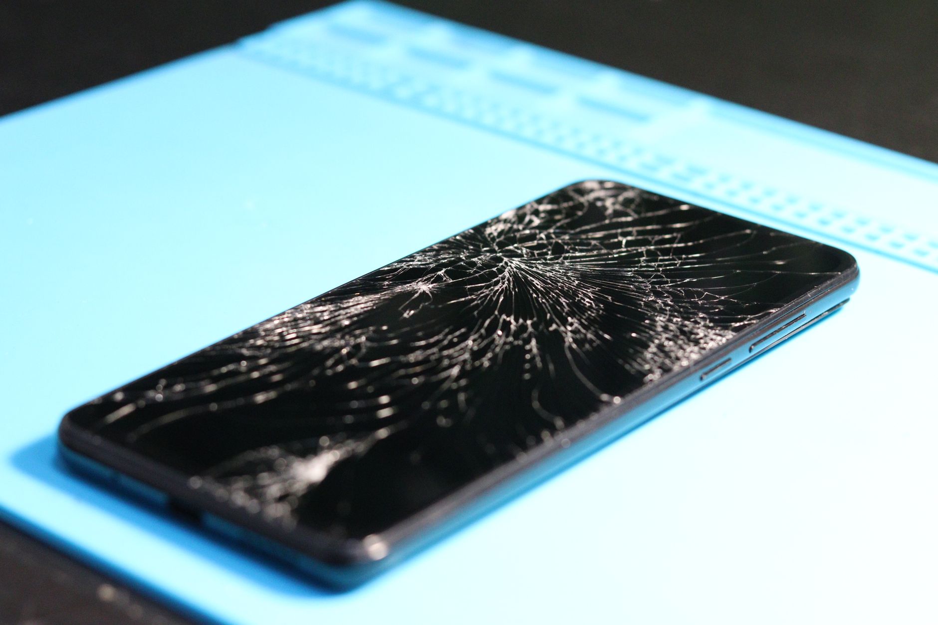 Pourquoi l’écran interne de l’iPhone Duo casse-t-il près de la charnière ?